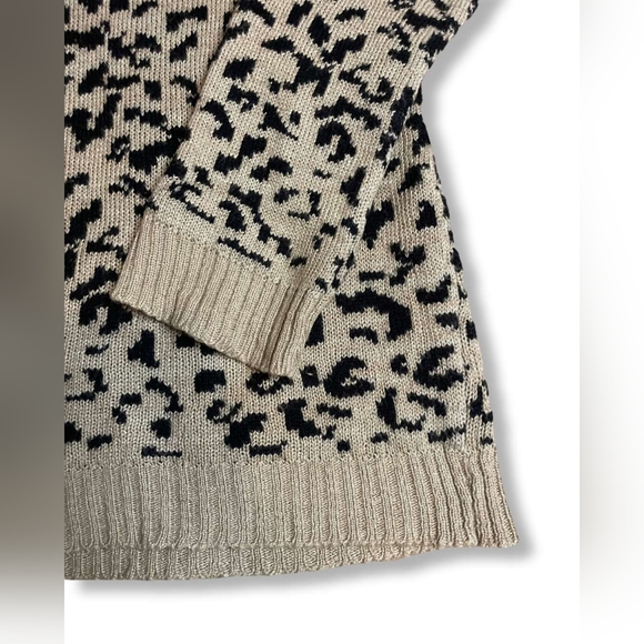 Long-Sleeve Leopard Cheetah Print Acrylic Crew-Neck Sweatshirt - Picture 6 of 7